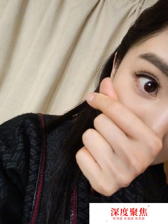 隔空秀恩愛？楊冪露半臉比心，魏大勛手寫日語表白：喜歡你